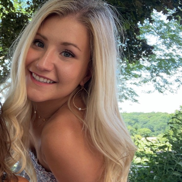 Meet your Posher, Gabrielle - Picture 1 of 1